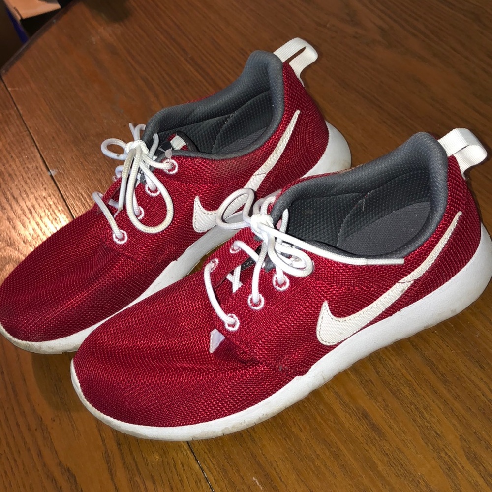 Red nike Roshe